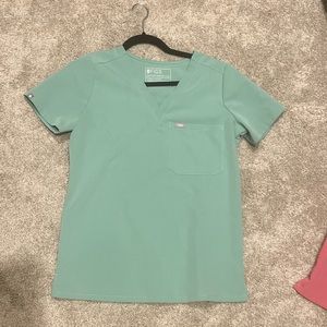 Figs mint xs crib scrub top